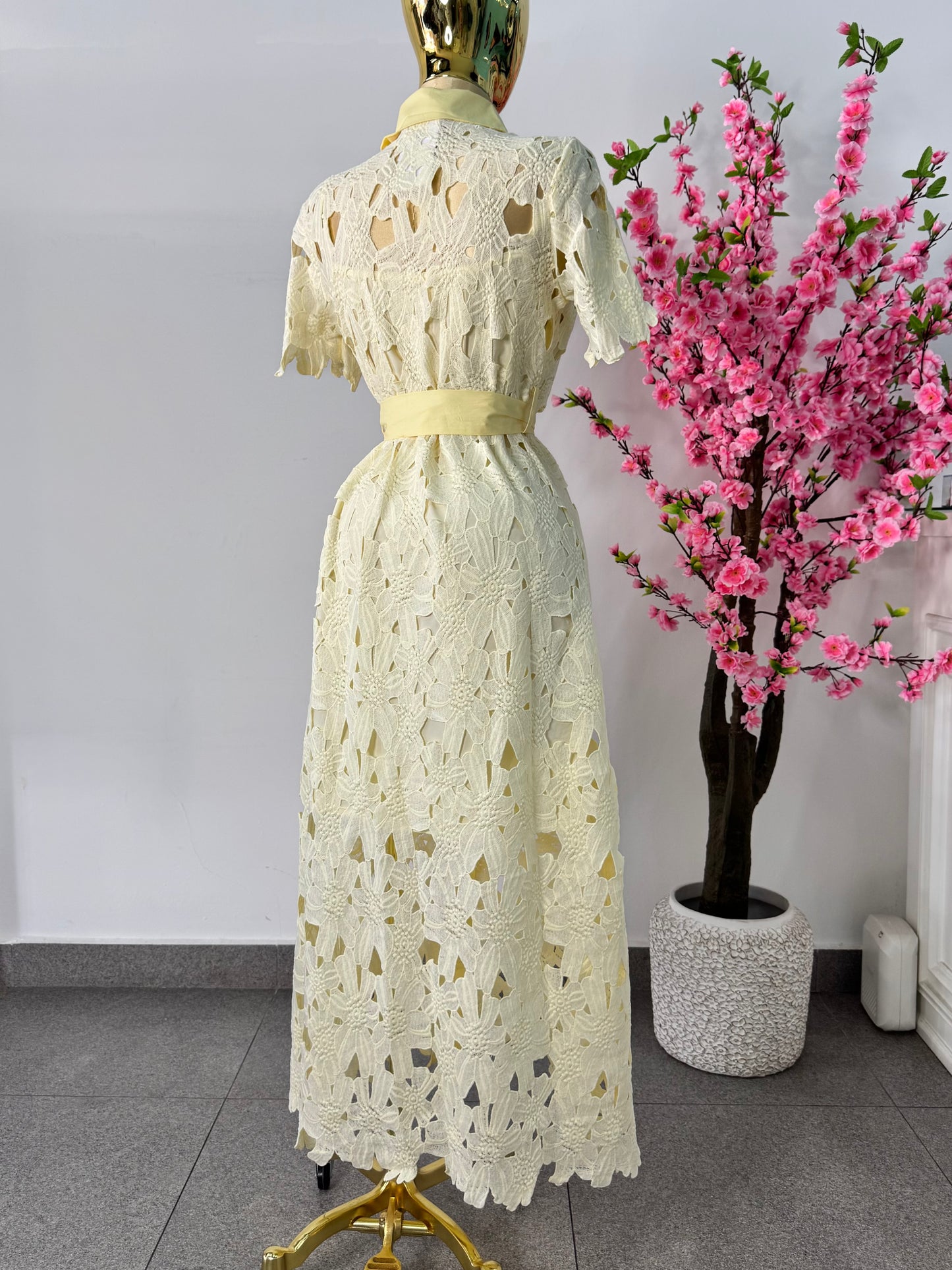 Vestido midi amarillo mantequilla encaje