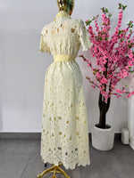 Vestido midi amarillo mantequilla encaje