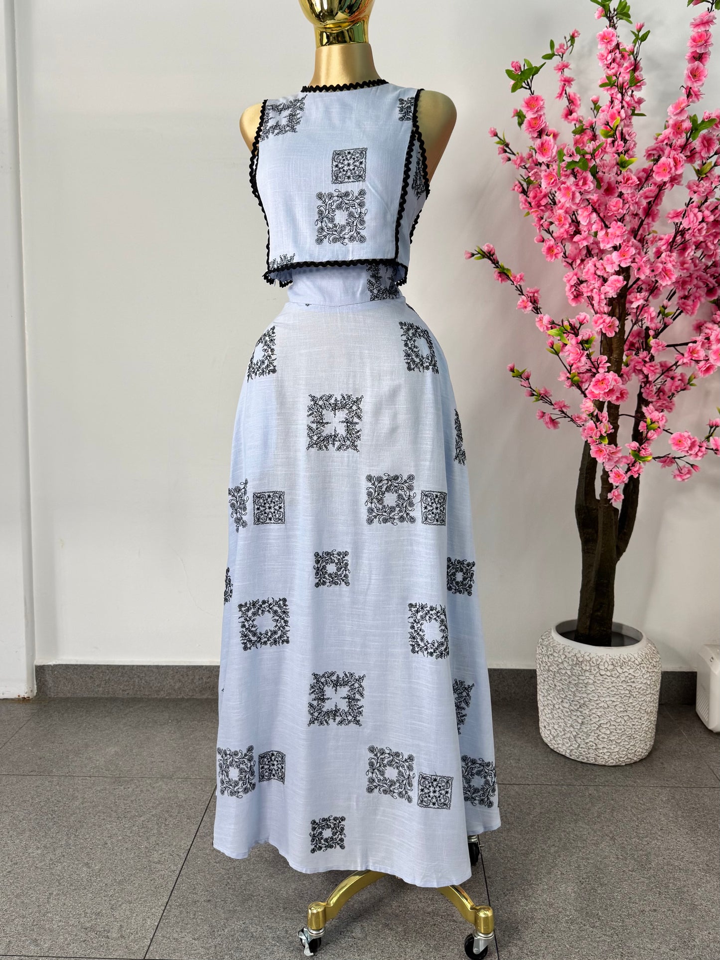 Set azul estampado negro top y falda