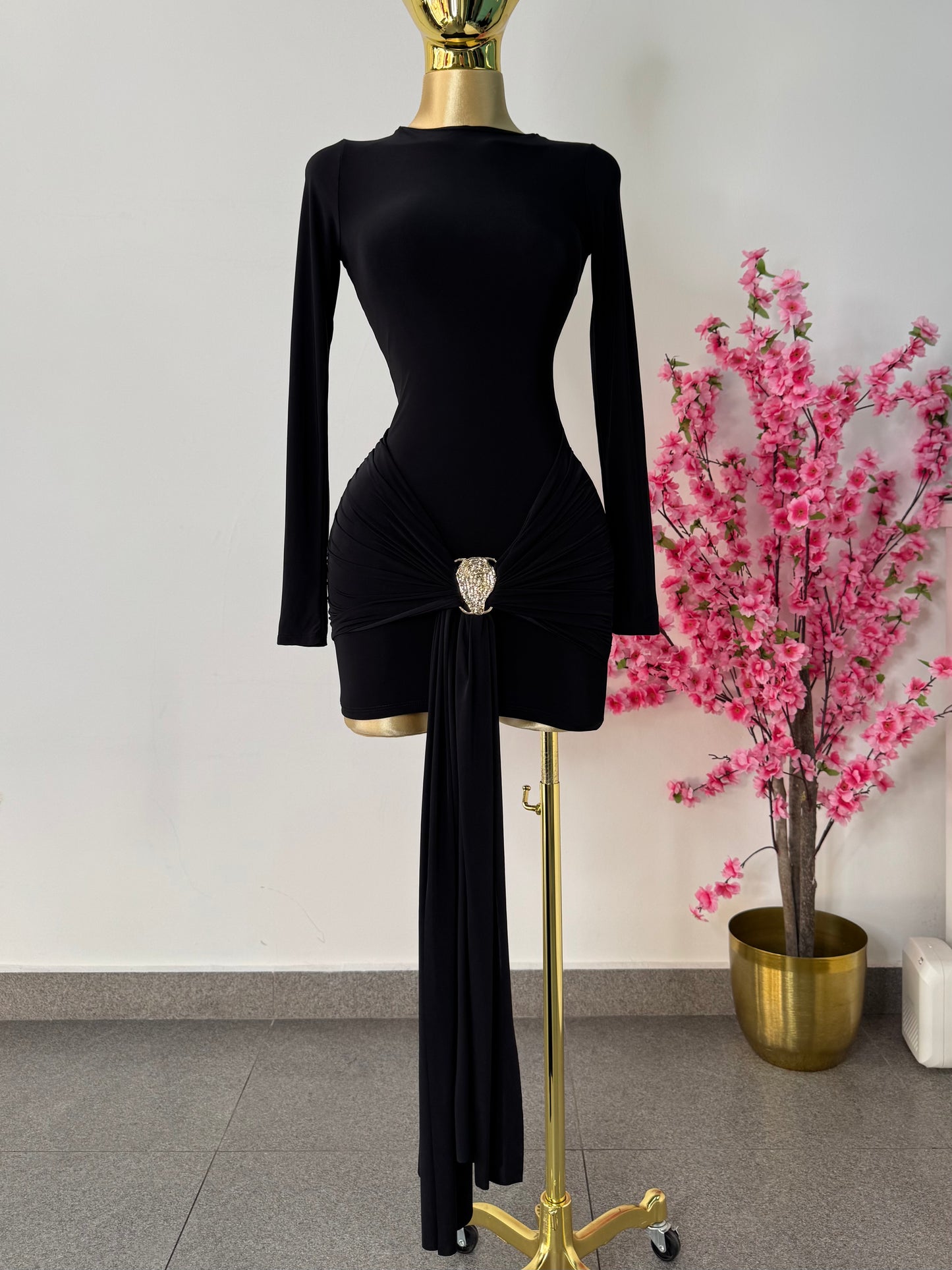 Vestido negro corto detalle dorado