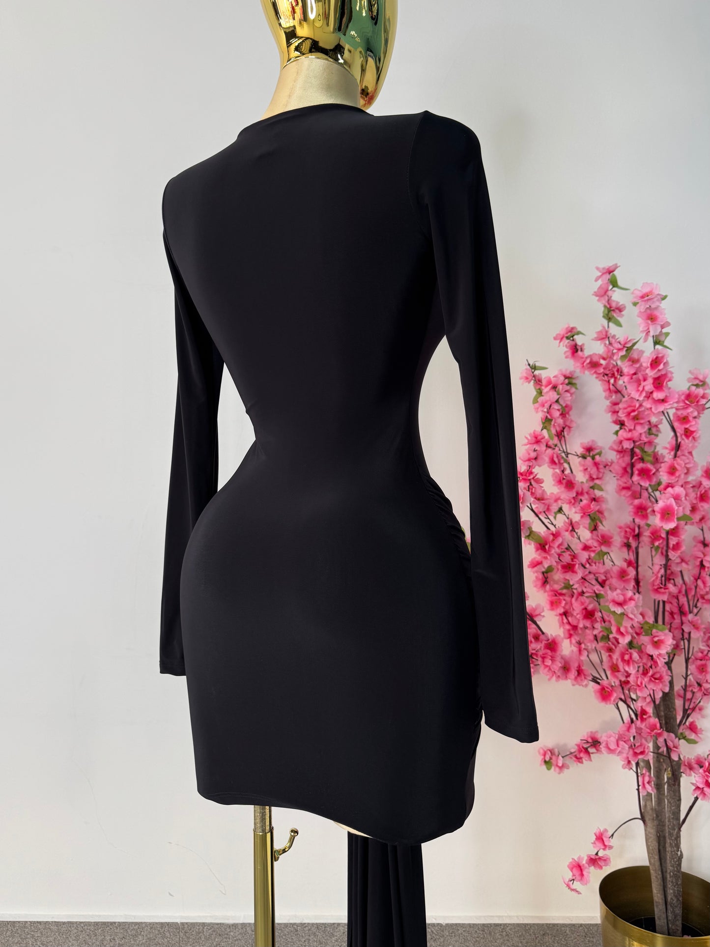 Vestido negro corto detalle dorado