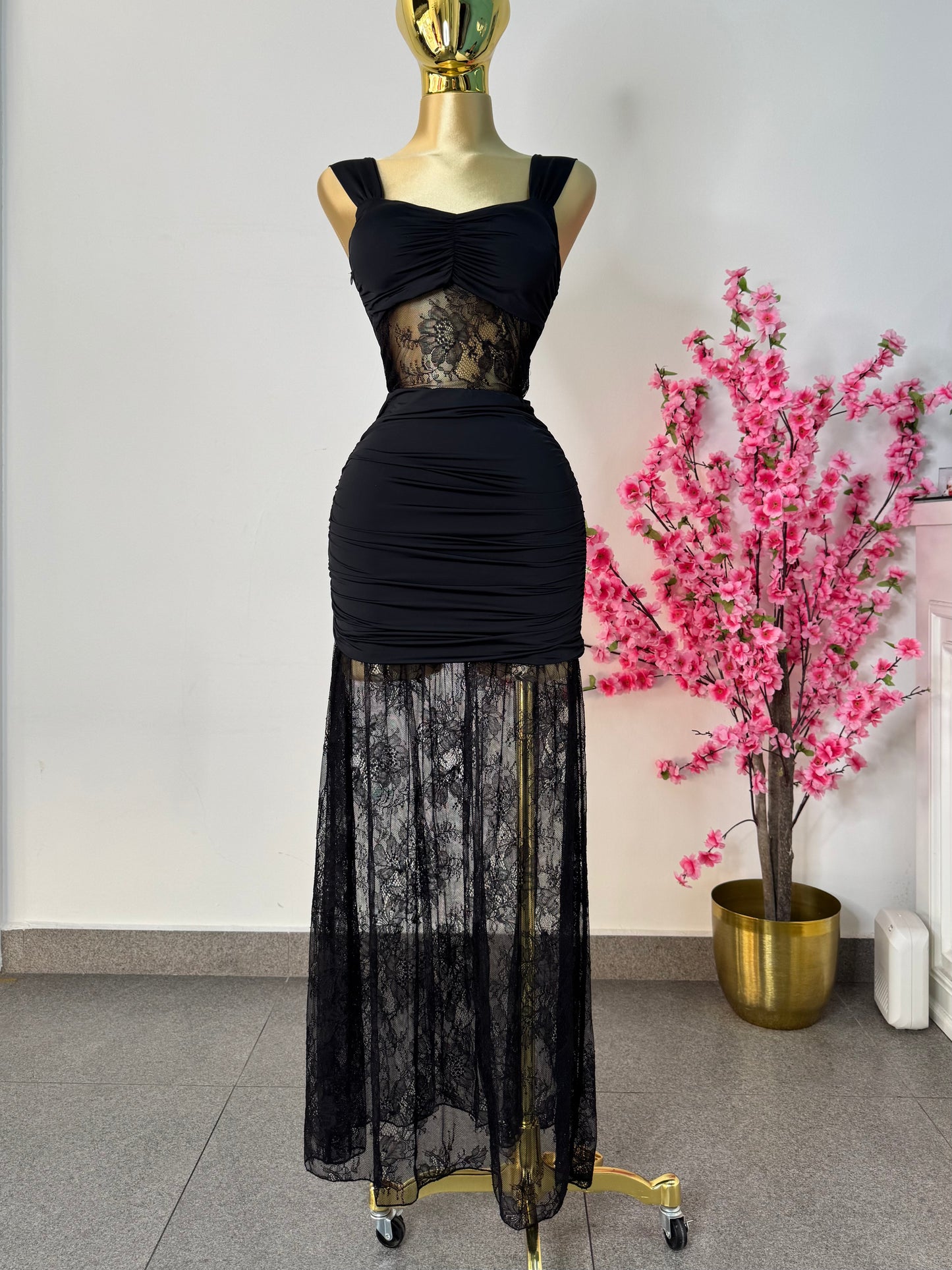 Set de falda y top negro con encaje