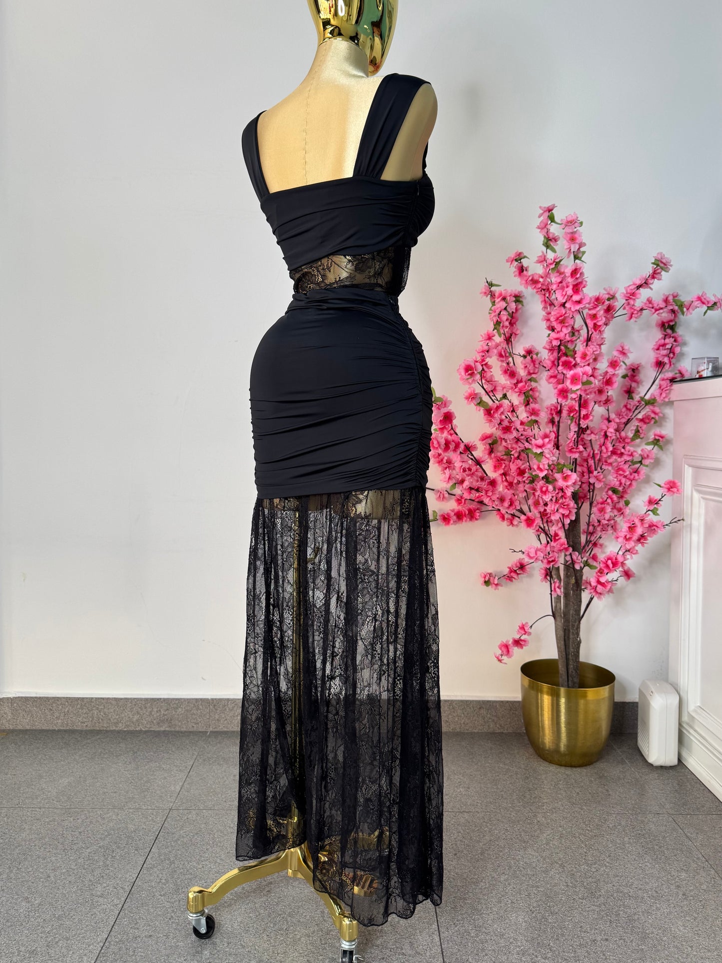 Set de falda y top negro con encaje