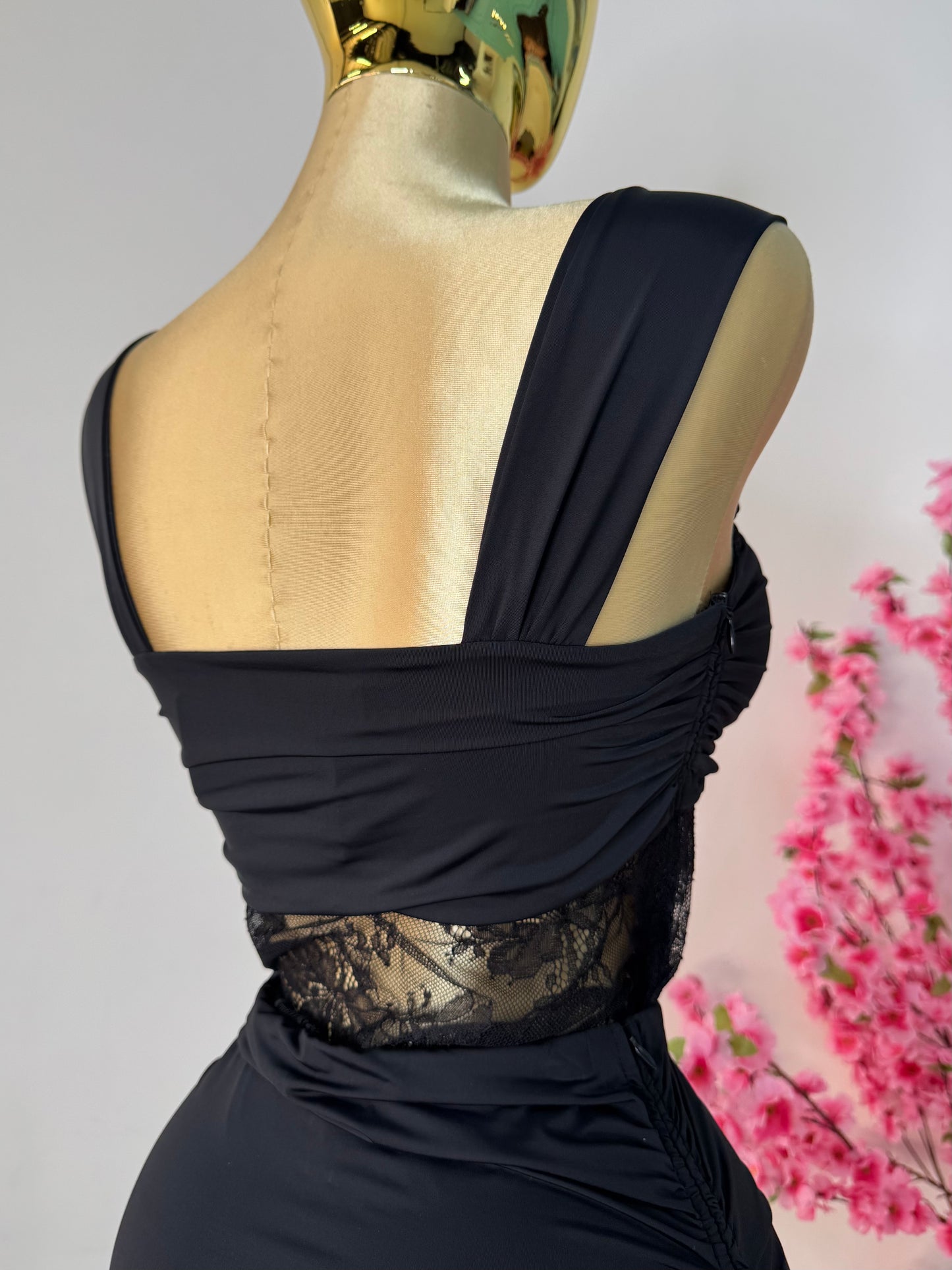 Set de falda y top negro con encaje