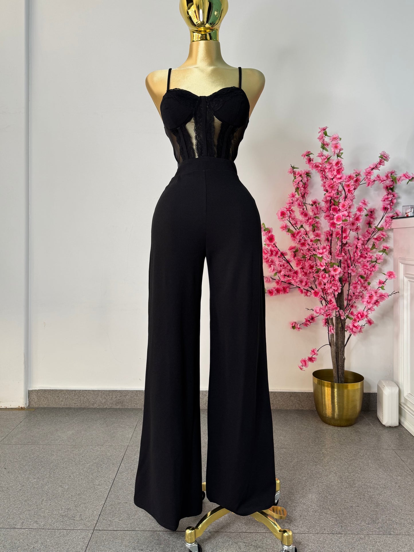 Palazo negro con encaje