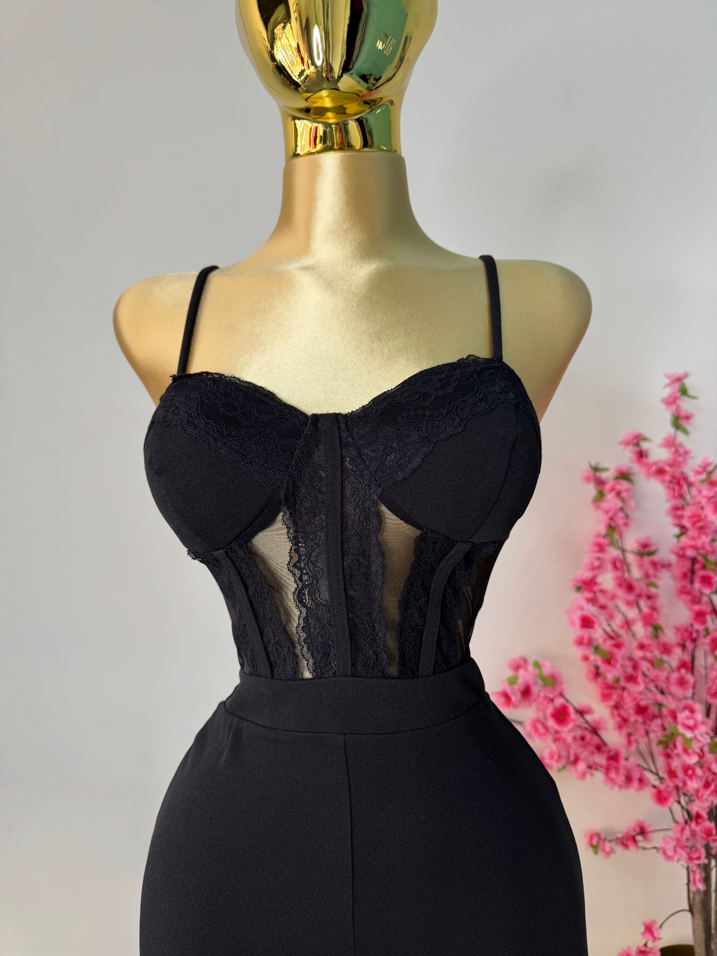 Palazo negro con encaje