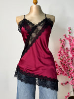 Blusa burgundy con encaje negro