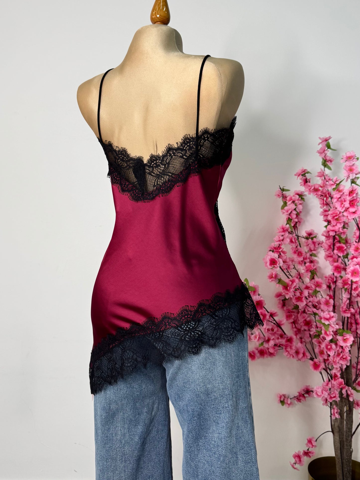 Blusa burgundy con encaje negro