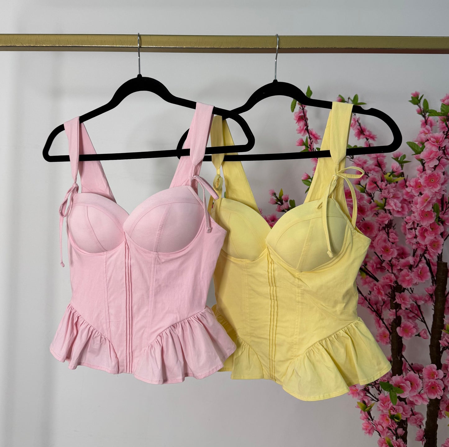 Top amarillo con copas