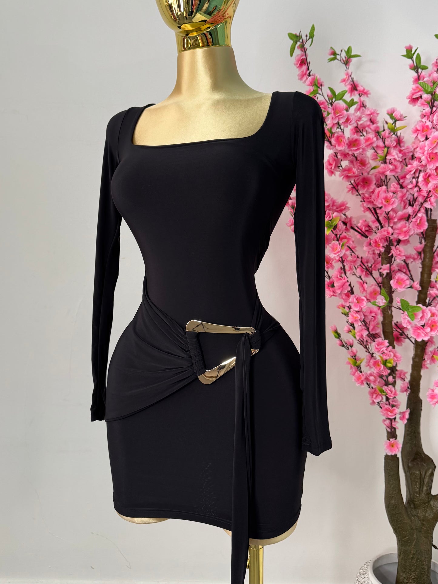 Vestido corto licra negro con detalle dorado