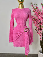 Vestido rosa chicle con detalle dorado