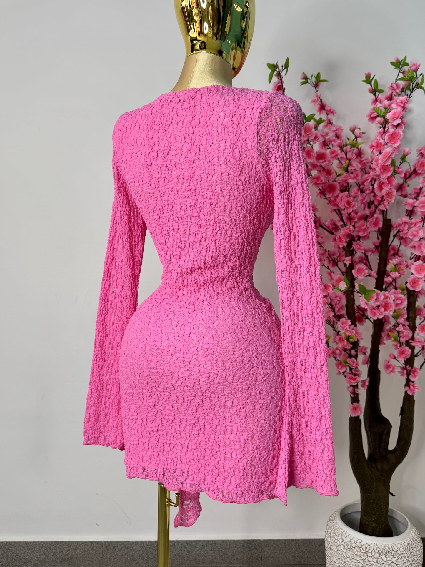 Vestido rosa chicle con detalle dorado