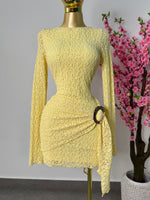 Vestido corto amarillo mantequilla con detalle dorado