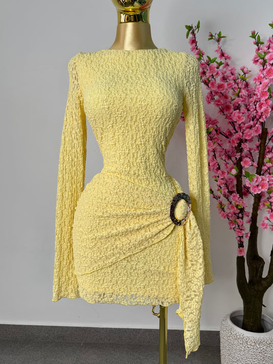 Vestido corto amarillo mantequilla con detalle dorado