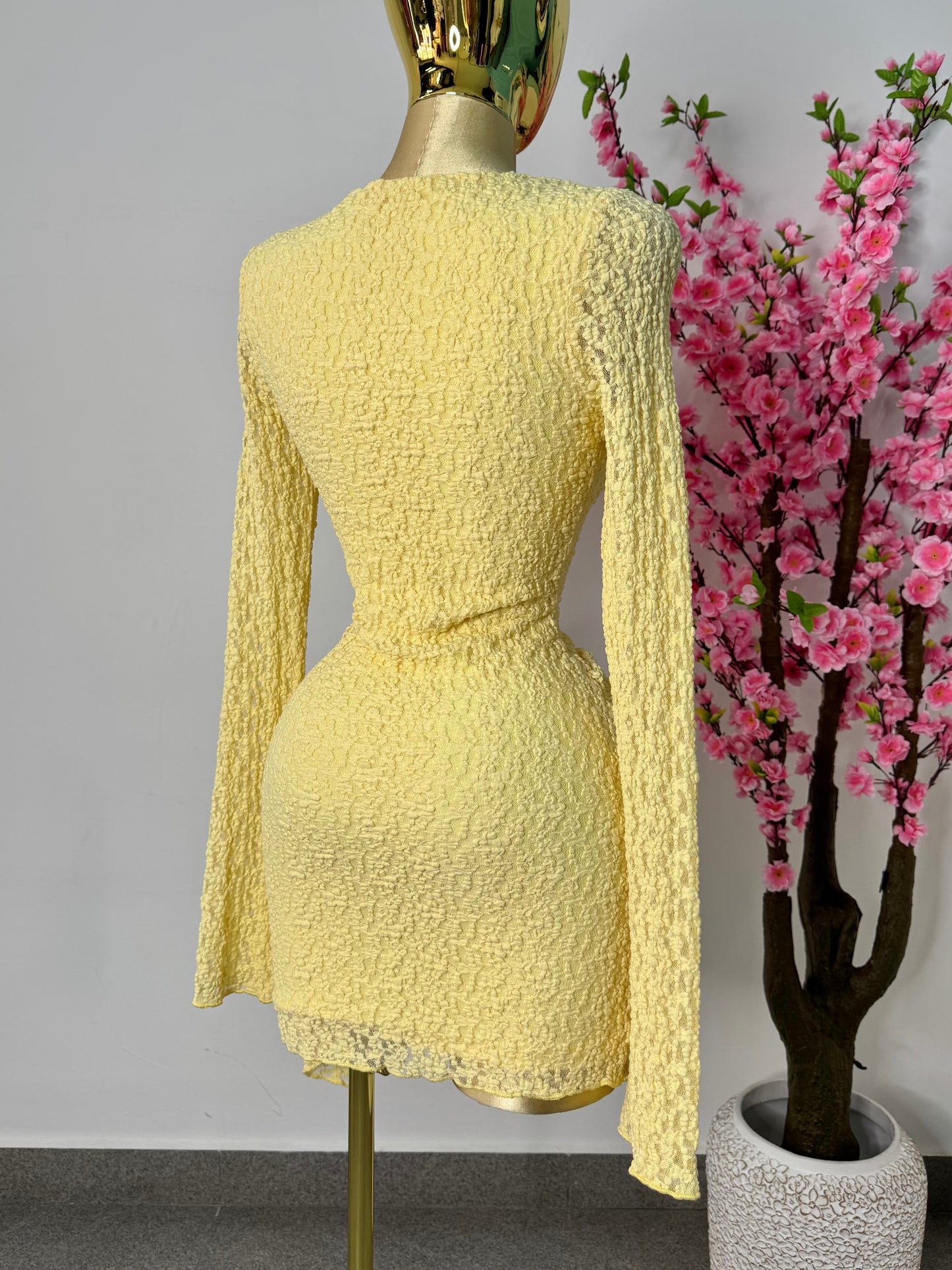 Vestido corto amarillo mantequilla con detalle dorado