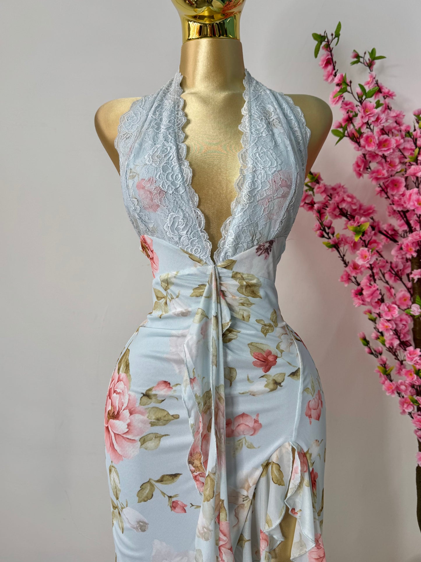 Vestido mesh floreado halter con encaje