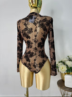 Body mesh floreado negro fondo cafe con piedras