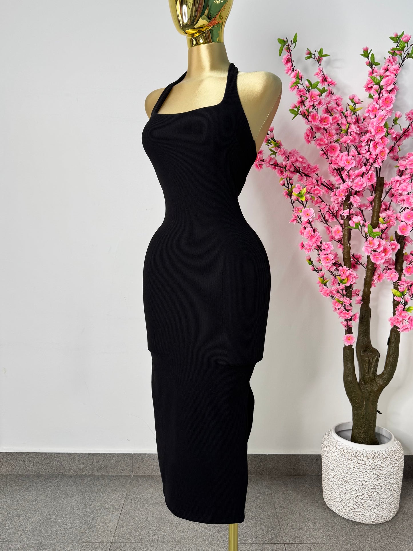 Vestido midi negro cuello  halter