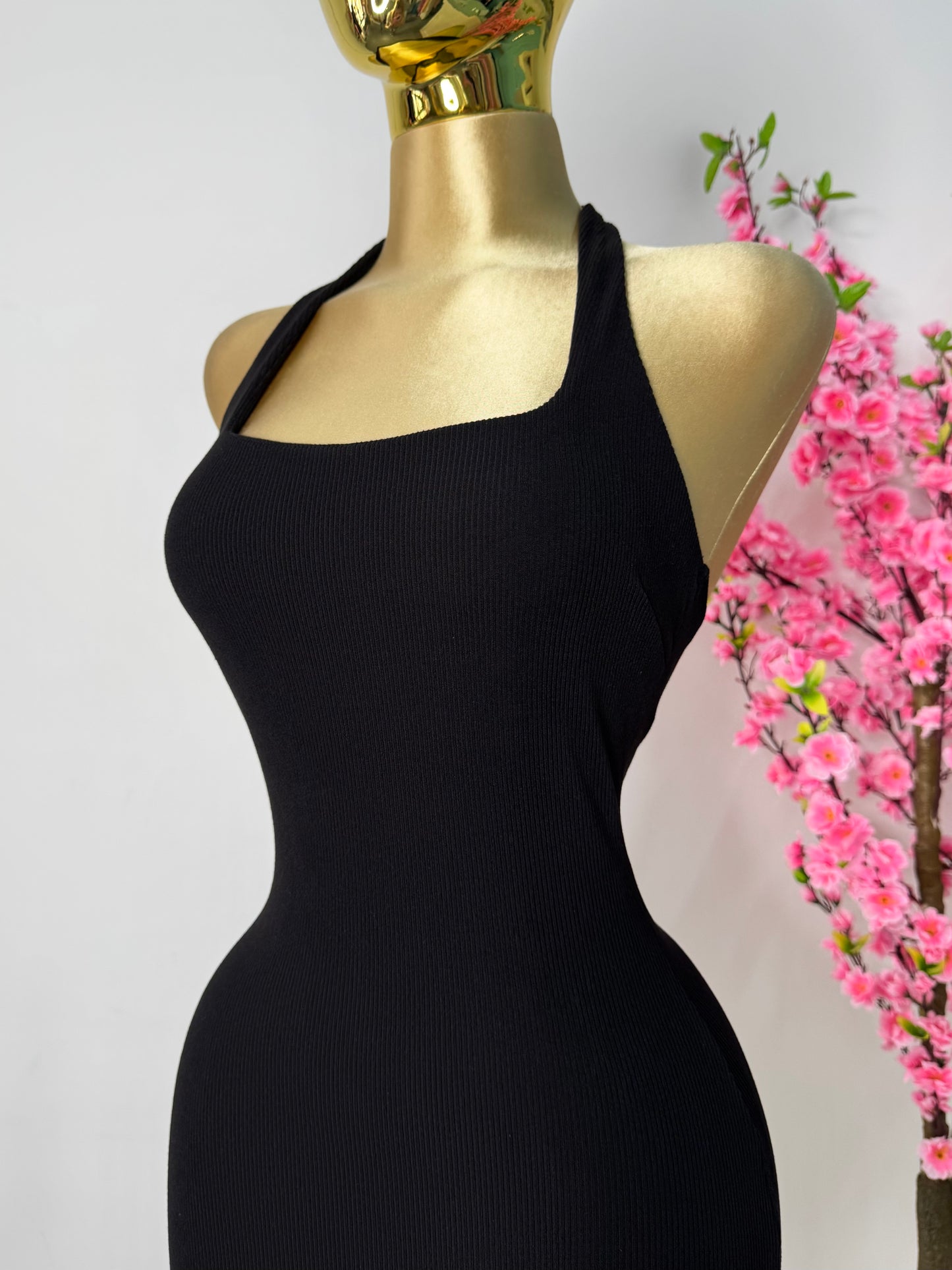 Vestido midi negro cuello  halter