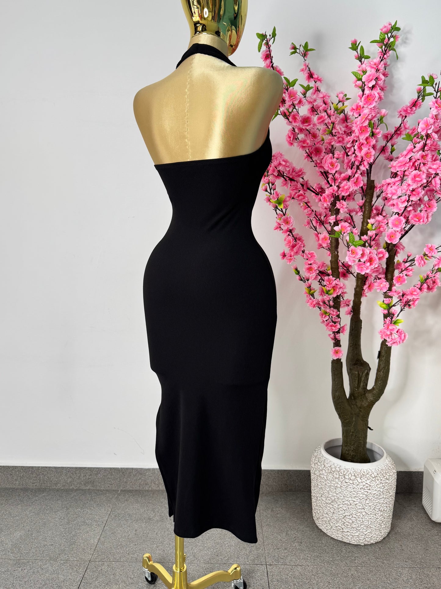 Vestido midi negro cuello  halter