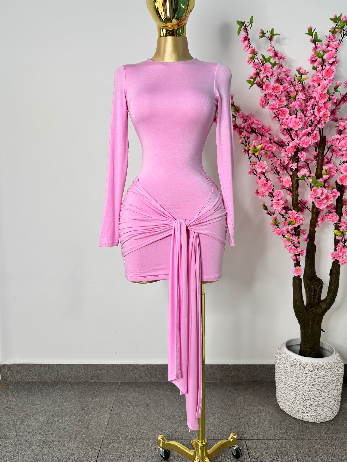 Vestido licra rosa chicle amarre enfrente