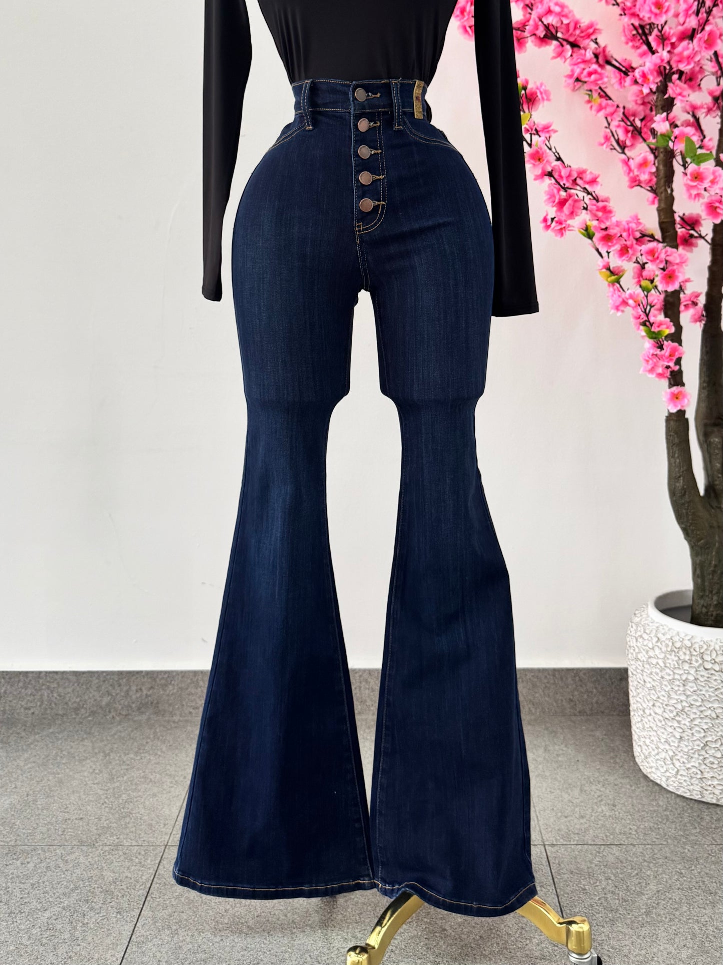 Vibrant corte campana tono oscuro botones