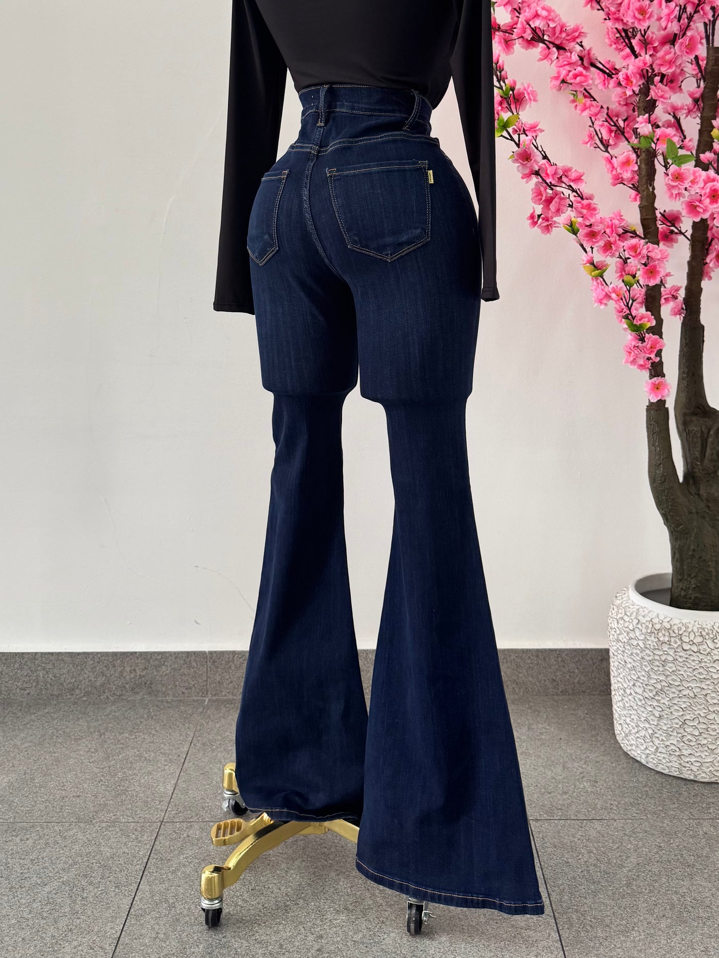 Vibrant corte campana tono oscuro botones