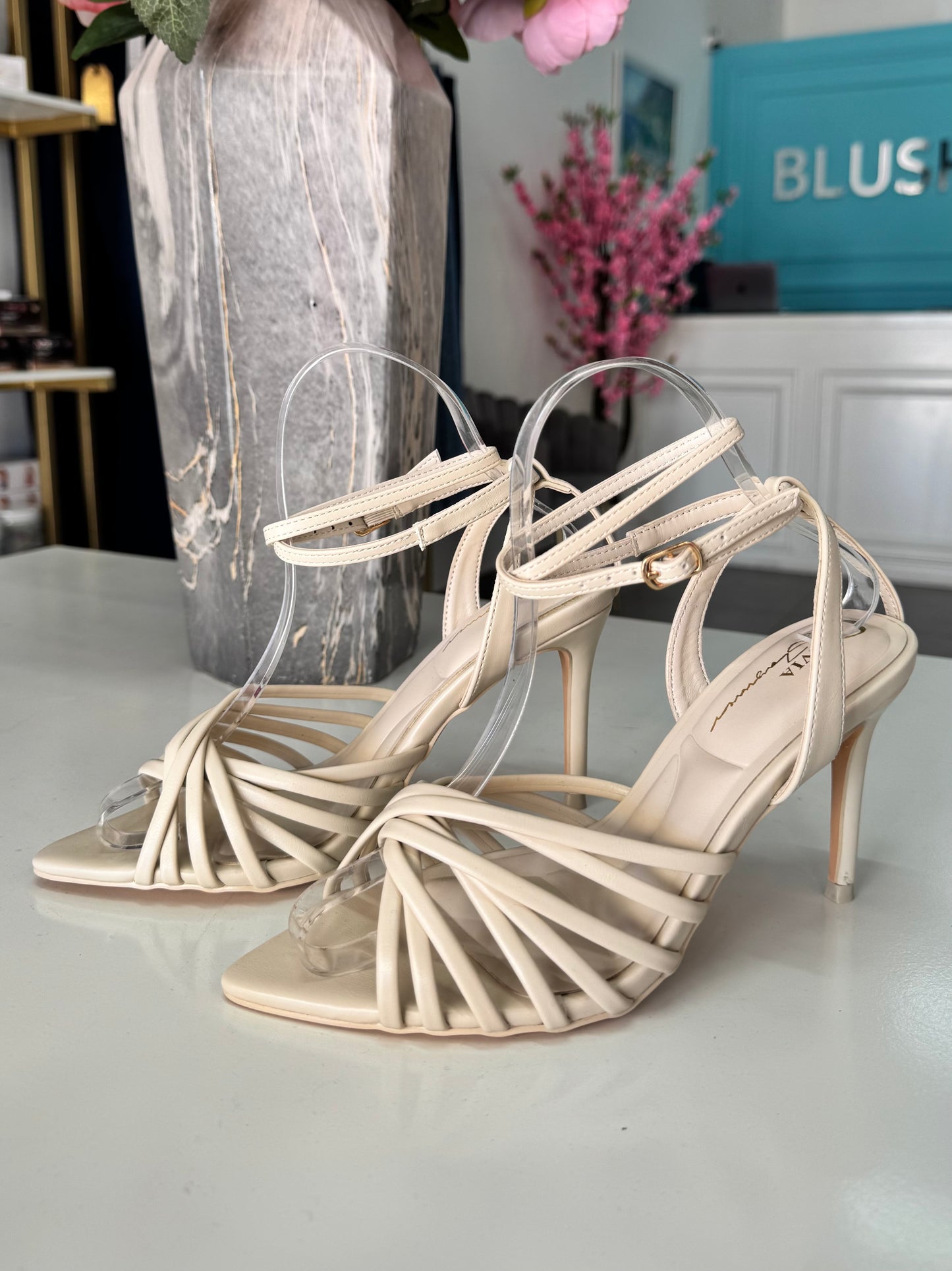 Zapatillas beige cruzadas