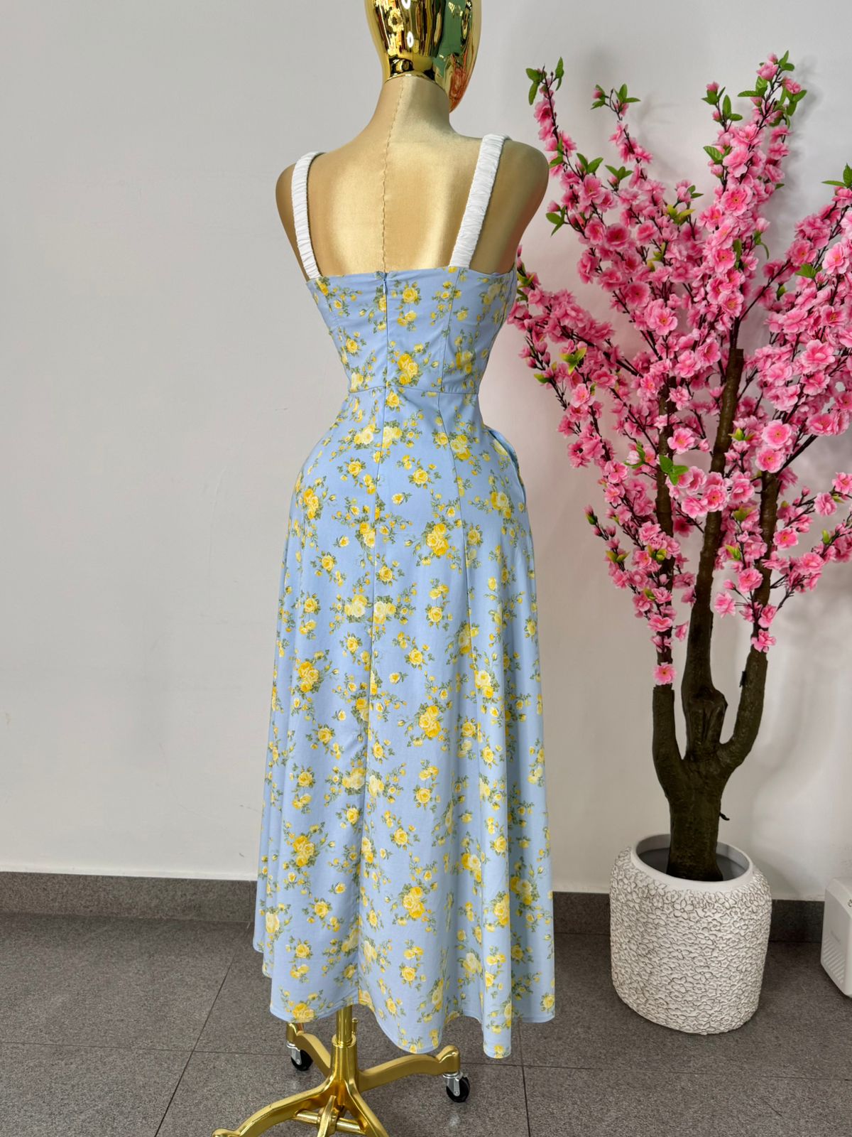 Vestido midi azul con flores amarillas