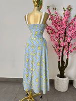 Vestido midi azul con flores amarillas