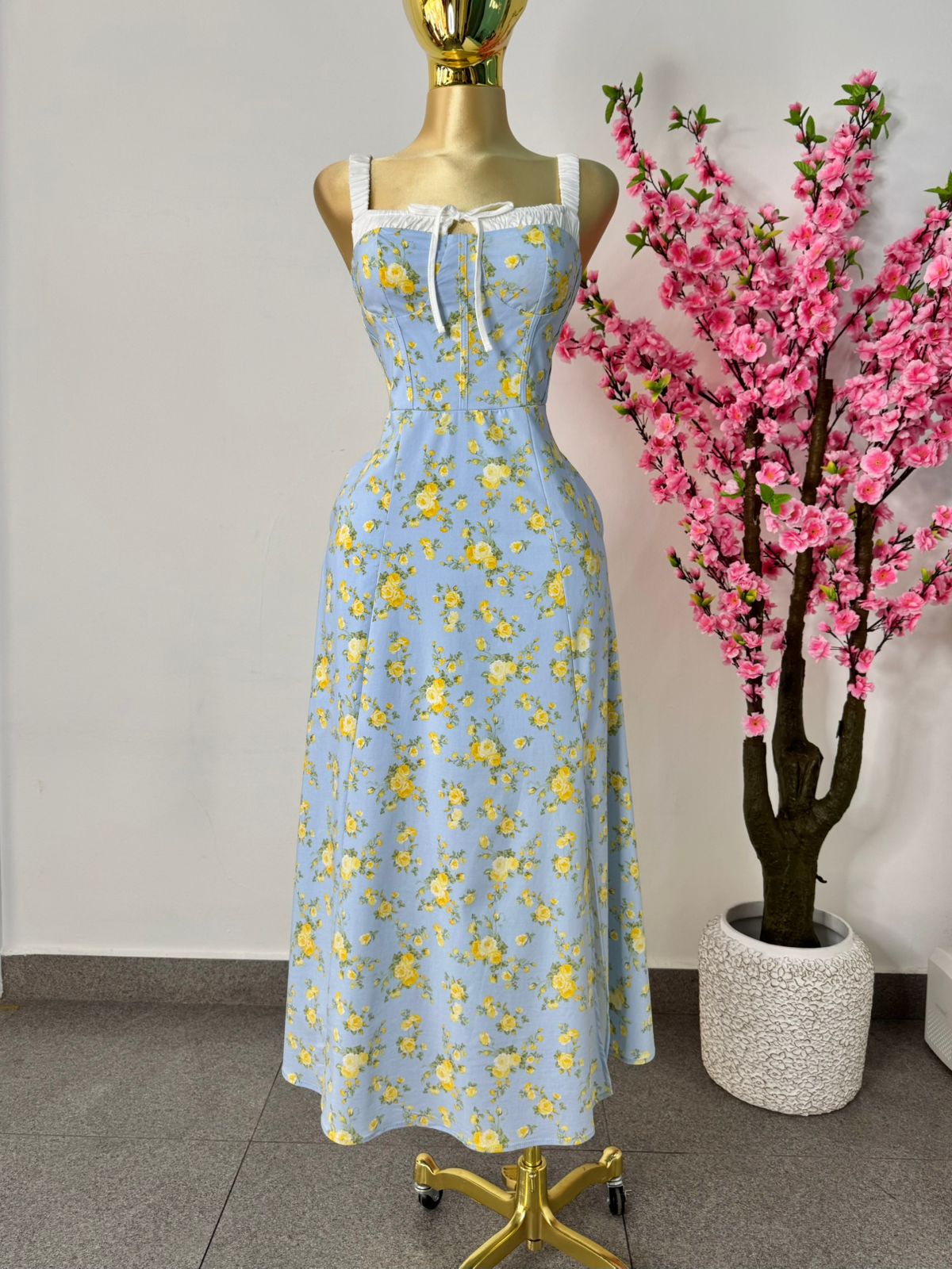 Vestido midi azul con flores amarillas