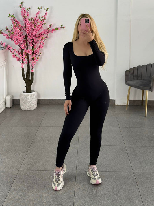 Enterizo negro escote cuadrado