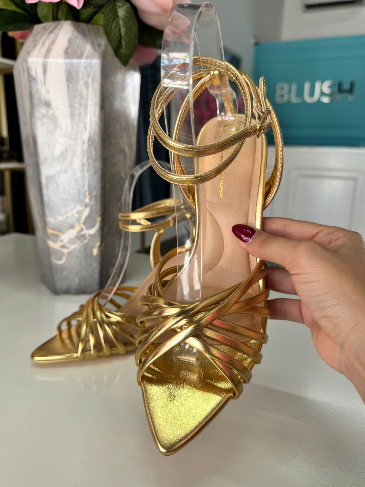 Zapatillas doradas cruzadas