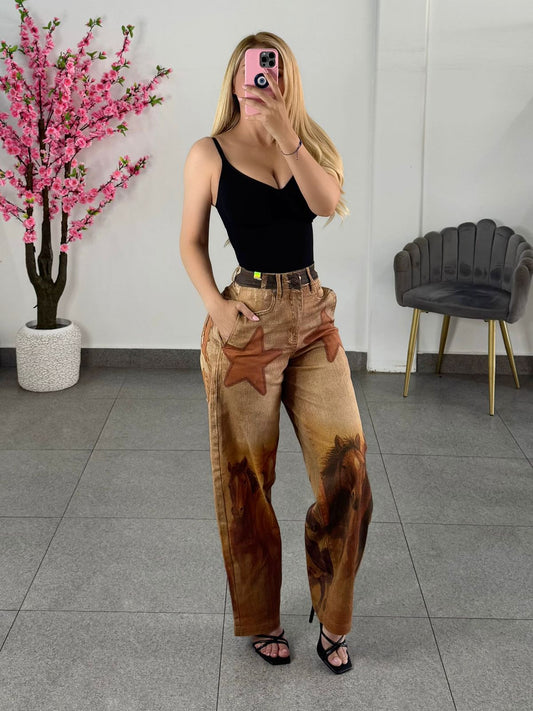 Vibrant estampado caballos tono cafe