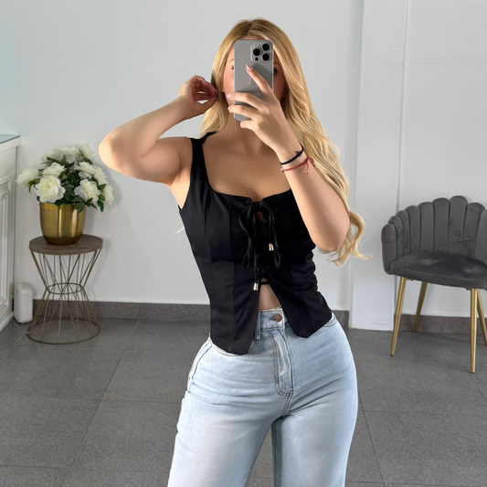 Blusa negra con tirantes